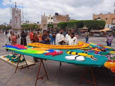 Así es la portada de La Cruz; se coloca para la fiesta más grande de los Concheros en Querétaro 