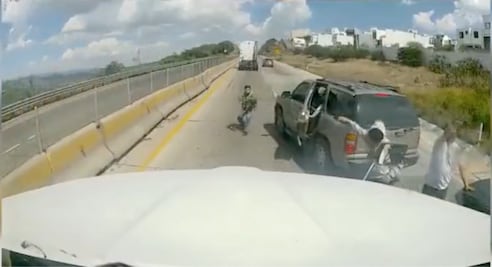Video. Policía de Querétaro recupera tractocamión robado en Chichimequillas; asalto es viral