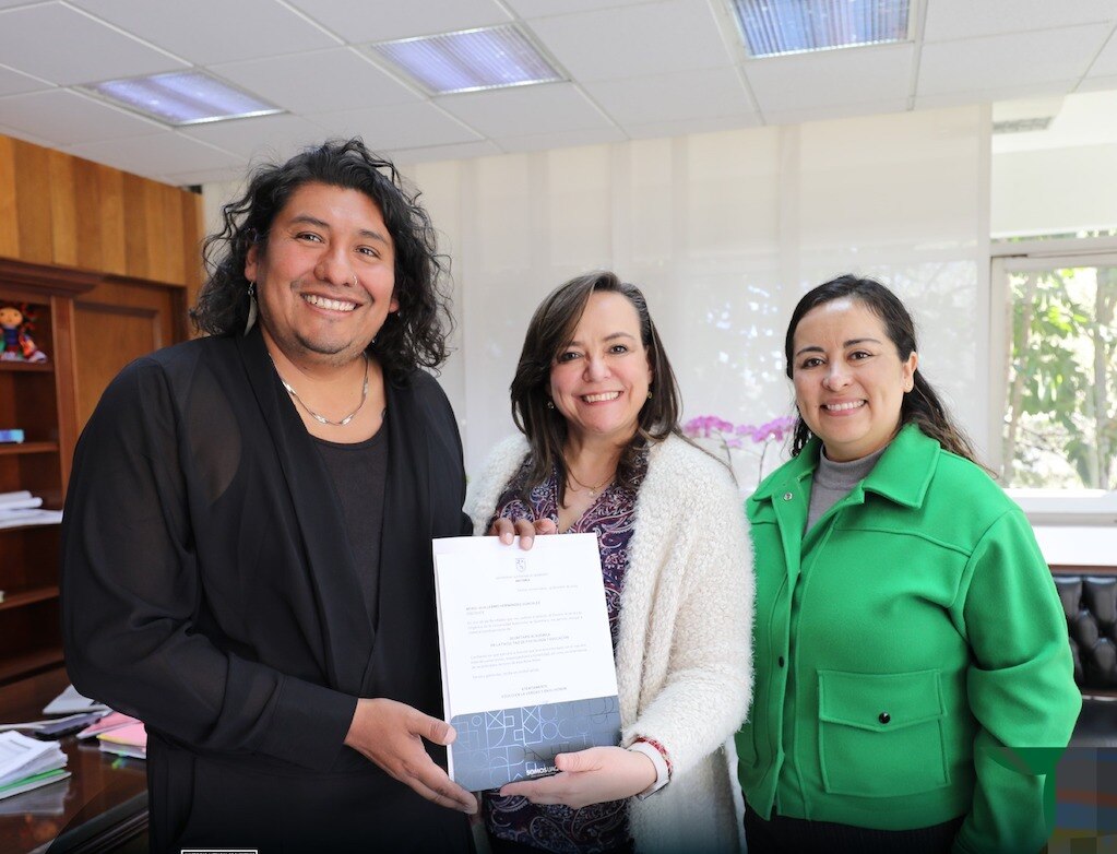 La UAQ entrega el primer nombramiento no binario a le maestre Guille