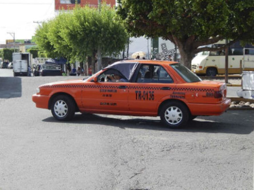 Investigan extorsión contra taxistas