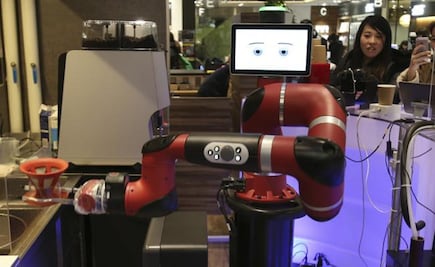 Robot barista prepara y sirve café en Tokio