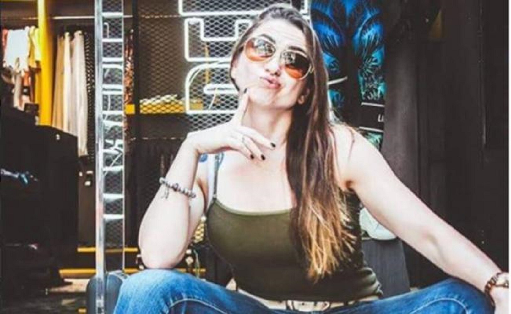 Ingrid Brans se baja las medias y muestra su trasero