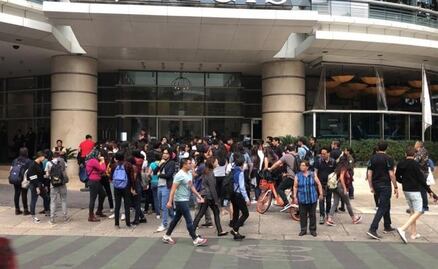 Tom Holland y Jake Gyllenhaal cumplen a sus fans