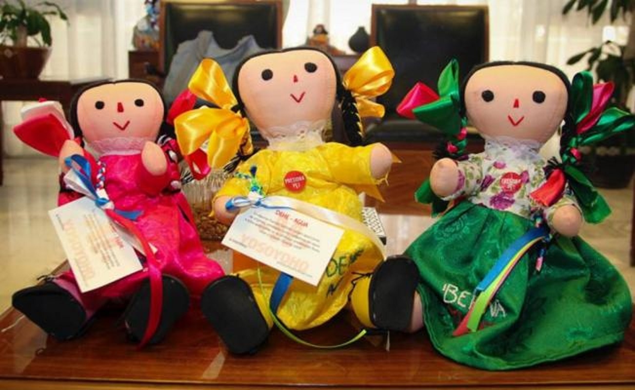Xahni: muñeca otomí bilingüe
