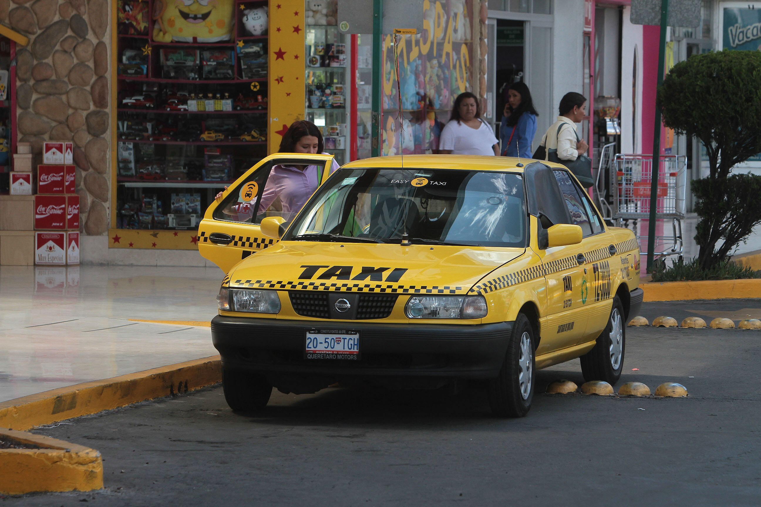 Sancionarán a policías por la agresión a taxistas en Tequis