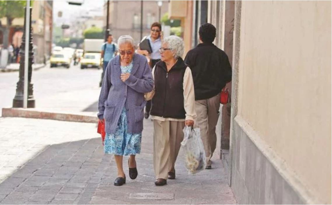 Lo que sabemos de las pensiones a adultos mayores que dará AMLO