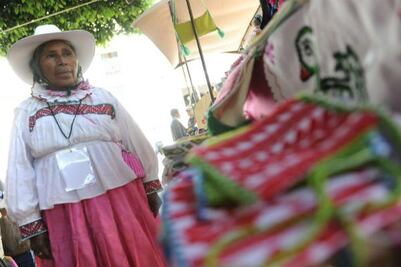 Capacitan a mil  mujeres artesanas