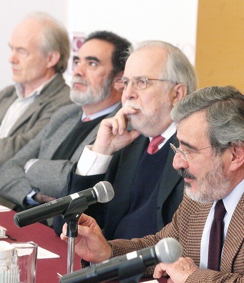 Evocan a Luis González