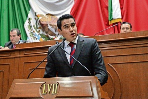 Diputados siguen pugna legal