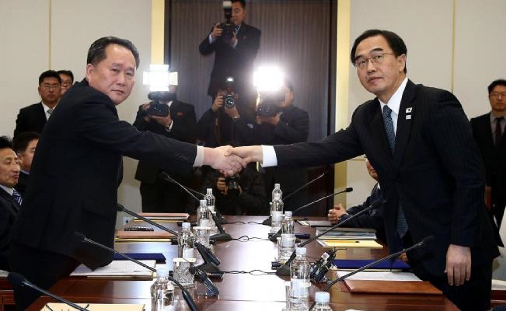 El jefe de la delegación norcoreana, Ri Son-gwon (i), y su homólogo surcoreano, Cho Myoung-gyon (d) durante el encuentro. Foto: EFE