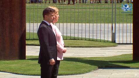 Captan a Angela Merkel temblando durante acto oficial en Berlín