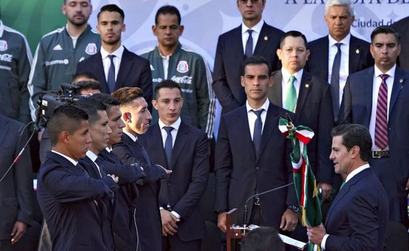 Enrique Peña Nieto abanderó a la Selección Mexicana