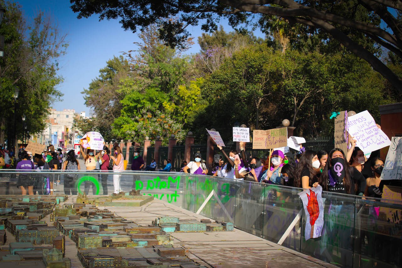 “Gobierno debe escuchar a las manifestantes”; mujeres enfrentan penas de hasta 9 años por pintas