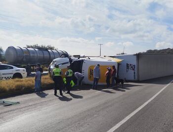 Vuelca un camión en el Libramiento Surponiente