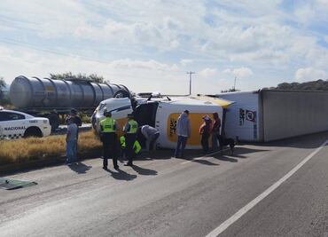 Vuelca un camión en el Libramiento Surponiente