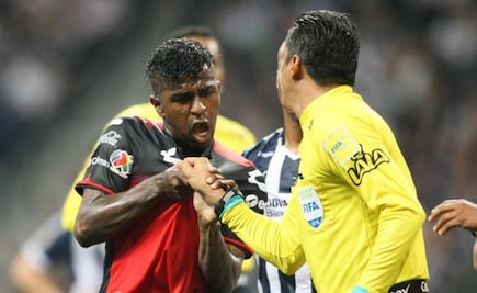 Suspenden al árbitro que agredió a Miller Bolaños