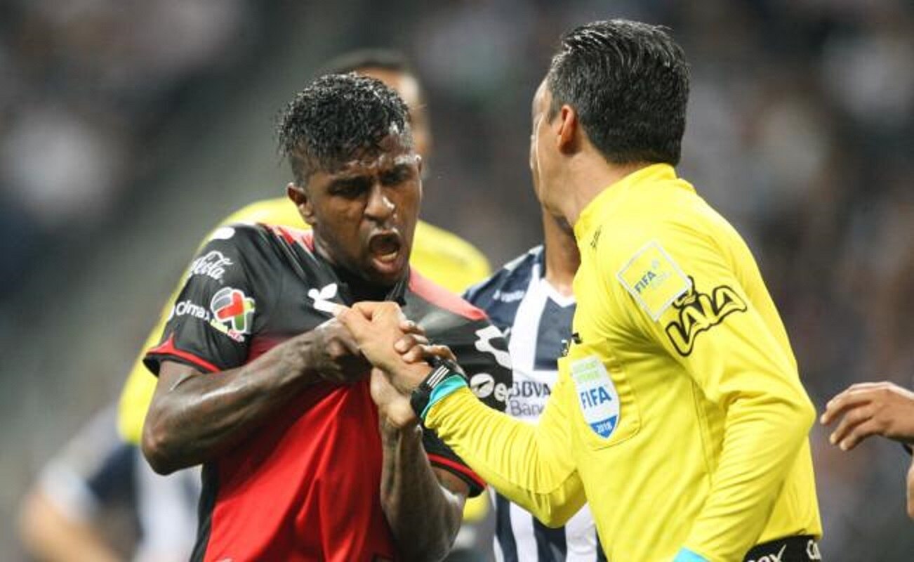 Suspenden al árbitro que agredió a Miller Bolaños