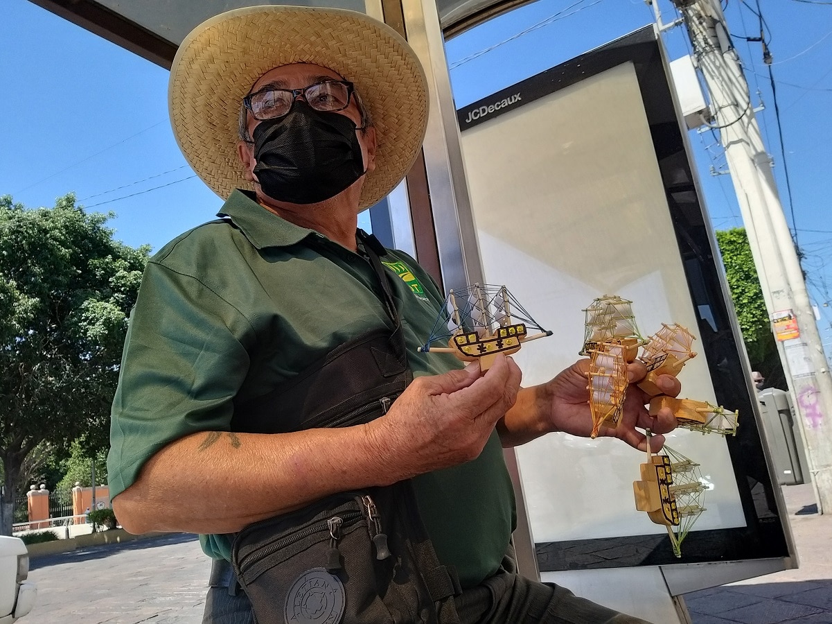 Don Julio, el militar que dedica sus días a elaborar barquitos de madera en Querétaro 