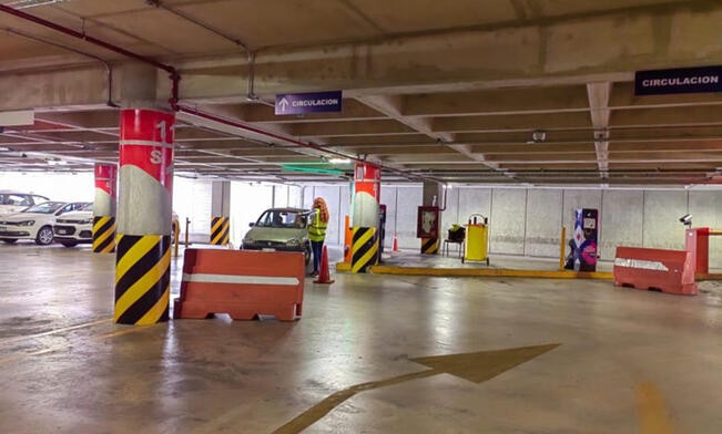 Cobrarán por estacionarse en el Centro Gómez Morín
