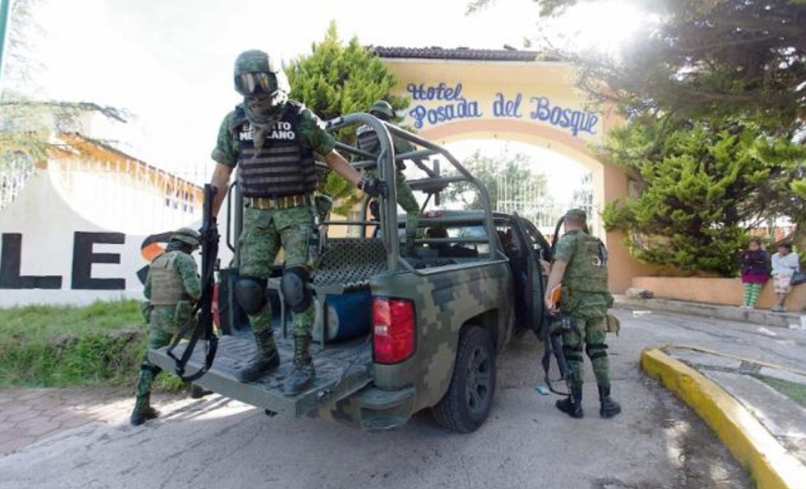 Fernando Ángeles, candidato a edil por el PRD, fue interceptado por sus agresores al salir de un hotel de su propiedad, ubicado en la entrada de Ocampo. /  Foto: Rodofo Ayala