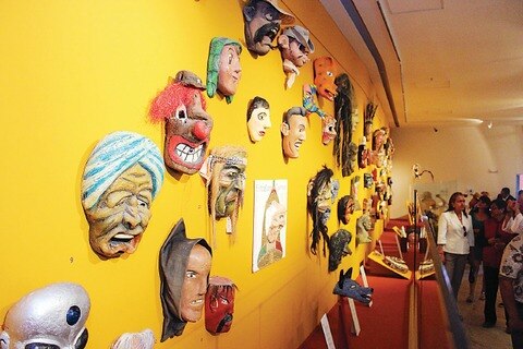 Bernal se llena de máscaras