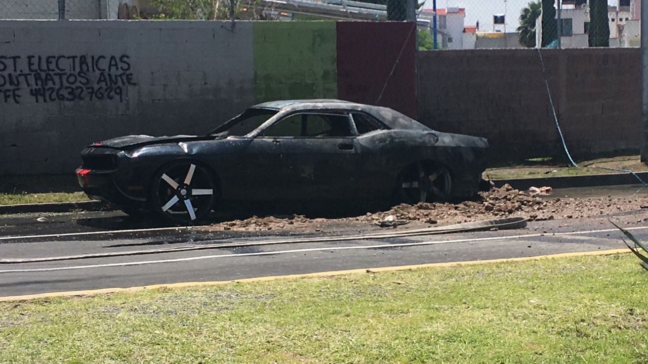 #Avance|Vehículo se incendia en Bernardo Quintana