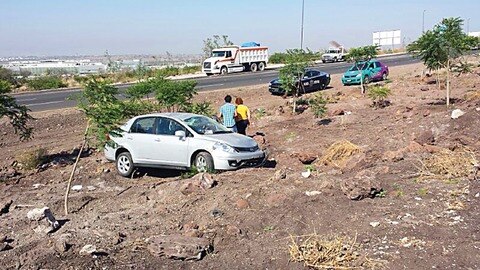Joven vuelca su automóvil en anillo vial Fray Junípero Serra