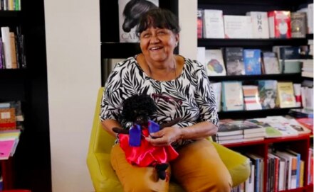 Con muñecas de trapo recuerdan a las mujeres desaparecidas en Colombia