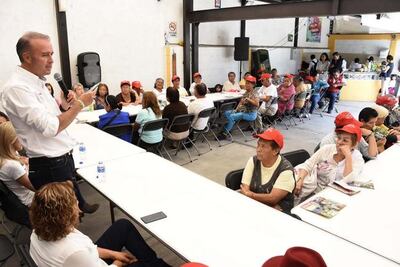 Calzada visita a adultos mayores