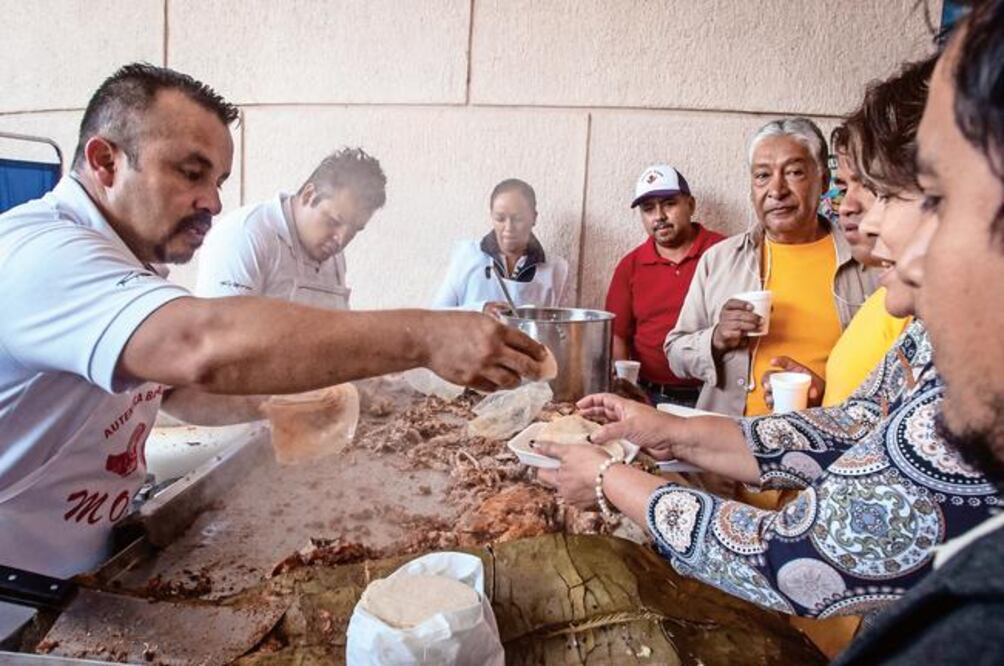 Después de 25 años de trabajo, los Morín cuentan con varios locales en el mercado del Tepetate, además de que en un futuro, Manuel, uno de los pioneros en este negocio (RICARDO LUGO. EL UNIVERSAL)