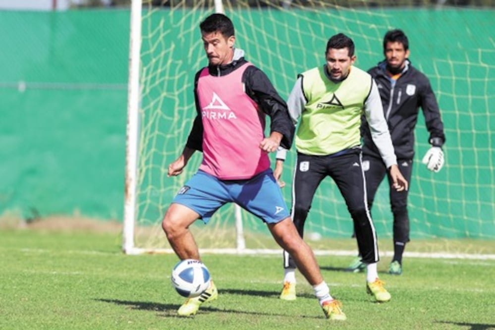 Delanteros de Gallos Blancos sin presión