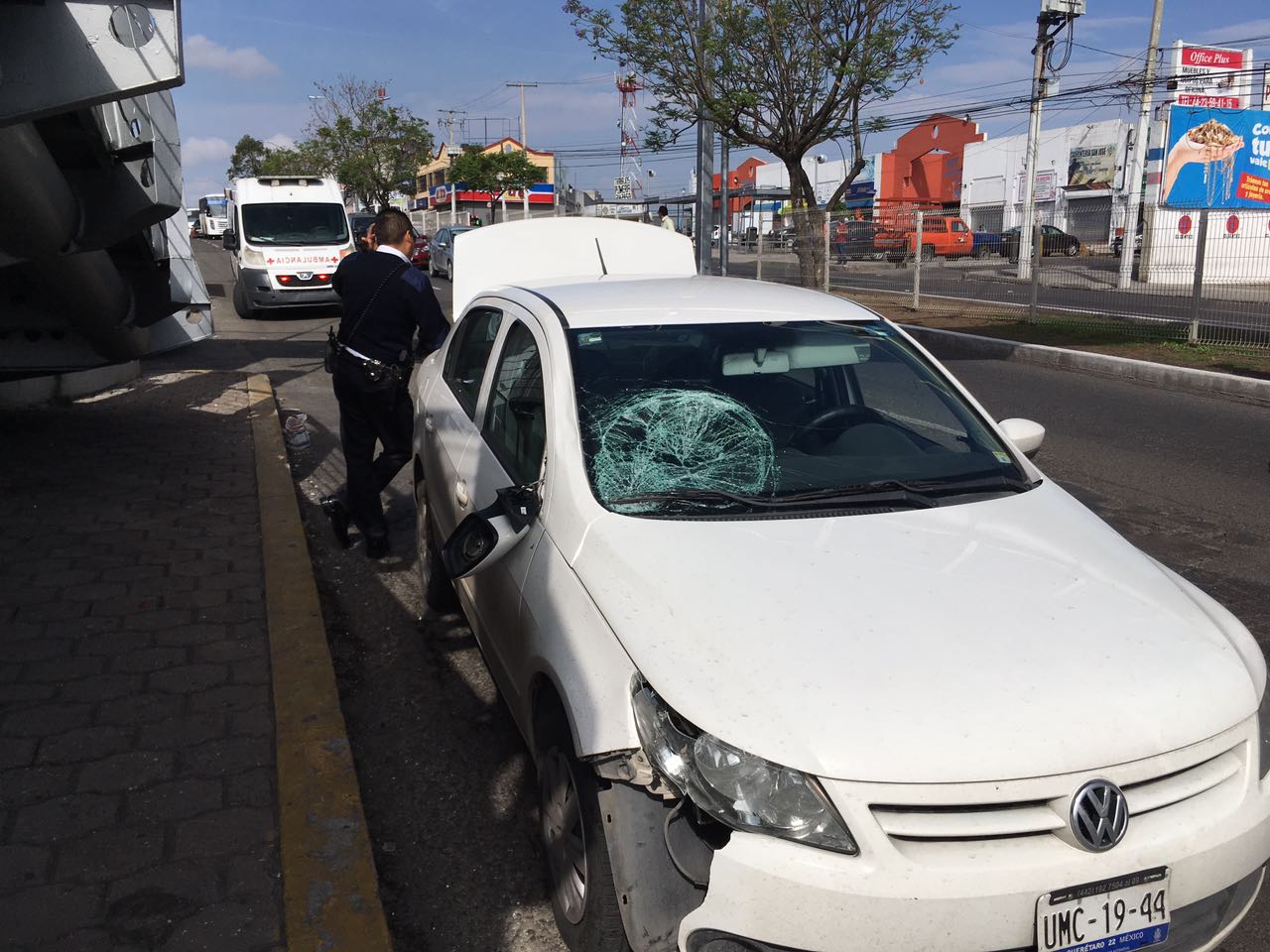 Atropellan a un hombre en Corregidora Norte