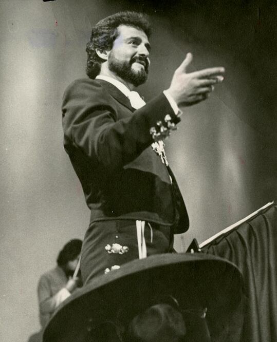 Además de actor y productor, fue torero desde los 17 años en Ciudad Neza; tenía una ganadería