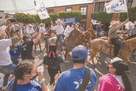 Roberto Sosa deja TikTok para montar a caballo y recorrer las calles de Corregidora 