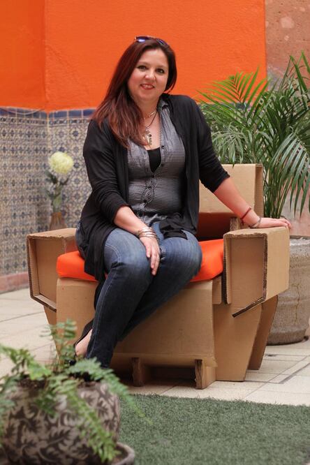 Elda pinta agendas llaveros y postales, además realiza diseños digitales. FOTO: LUIS SÁNCHEZ. EL UNIVERSAL