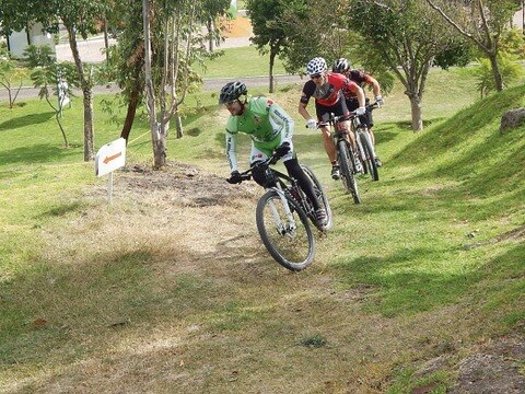 Premian a ganadores de ciclismo