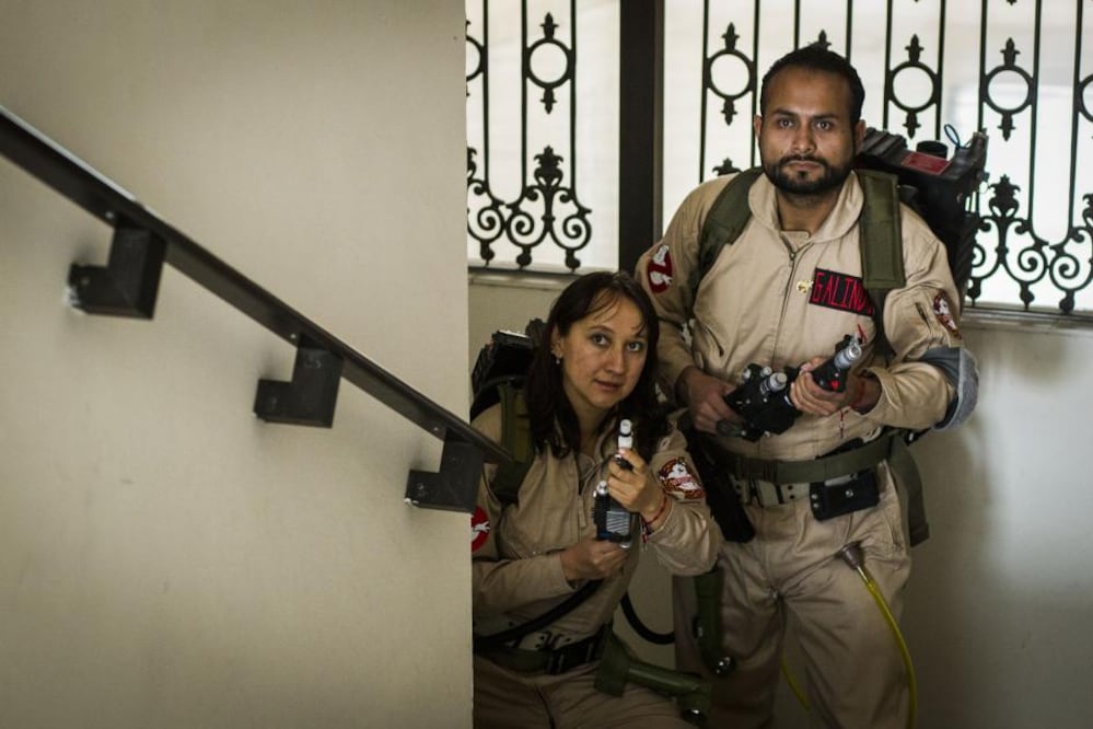 Como todo superhéroe con doble identidad, pareciera que Emmanuel Galindo y Lupita Olvera son sólo dos odontólogos que trabajan en Querétaro. Sin embargo, lo que tal vez desconocen sus pacientes, es que cada vez que la ciudadanía lo requiere, ambos se convierten en dos cazafantasmas al más puro estilo de la película de 1984, Ghostbusters.