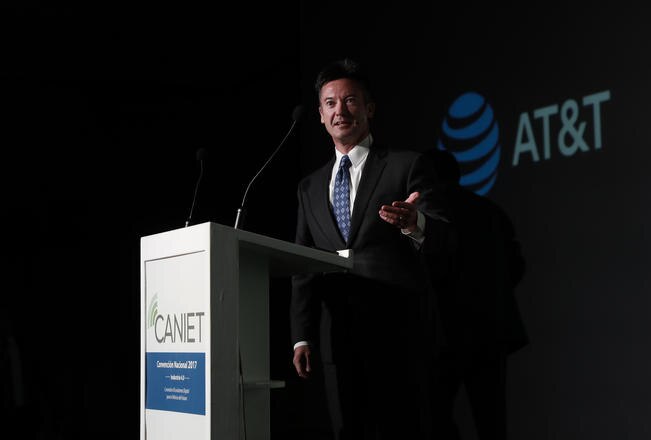 AT&T acepta condiciones de fusión con Time Warner
