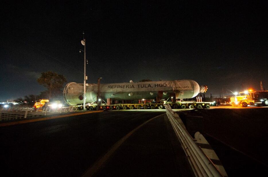 Megacalderas de Pemex siguen recorrido por Paseo Central, hasta la Carretera Panamericana. FOTO: CORTESIA FERNANDO CAMACHO