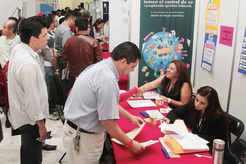 Ofertan vacantes en feria de empleo