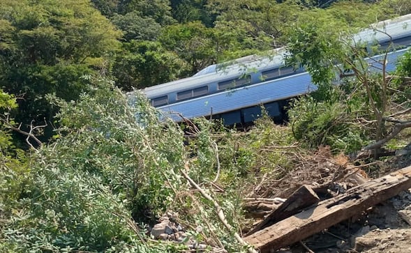 Tren Interoceánico se descarrila con 250 personas a bordo en Oaxaca; Sheinbaum reporta atención inmediata