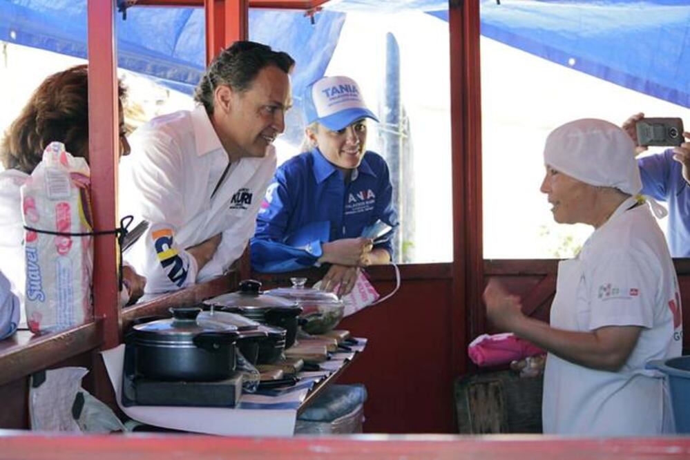 El aspirante mantiene contacto con la gente en sus recorridos que realiza en época de campaña.  FOTO: ESPECIAL