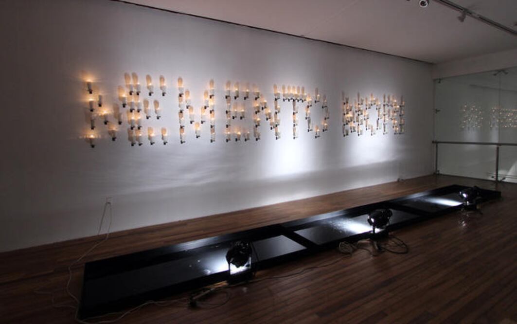 Con velas encendidas se forma la expresión “Memento Mori”, que evoca los límites de la naturaleza humana. (LUIS SÁNCHEZ. EL UNIVERSAL)