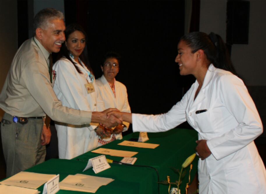 Se gradúan médicos especialistas