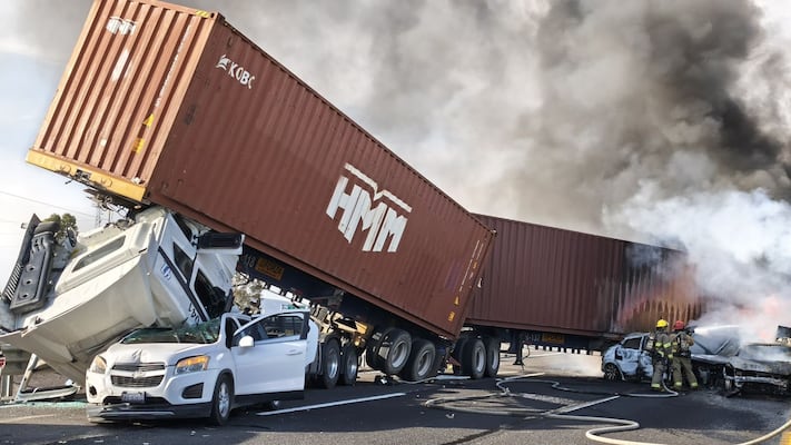Reportan carambola con incendio de vehículos en la carretera San Luis Potosí-Querétaro