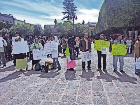Habitantes exigen en El Marqués electricidad