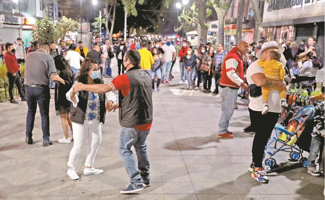 Ante cierre de bares de la CDMX, arman fiesta en la calle