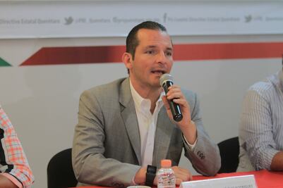 Priístas exigen la salida de Juan José Ruiz