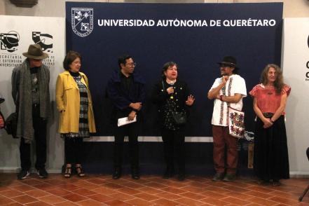Exhiben fotografías y dibujos otomíes  