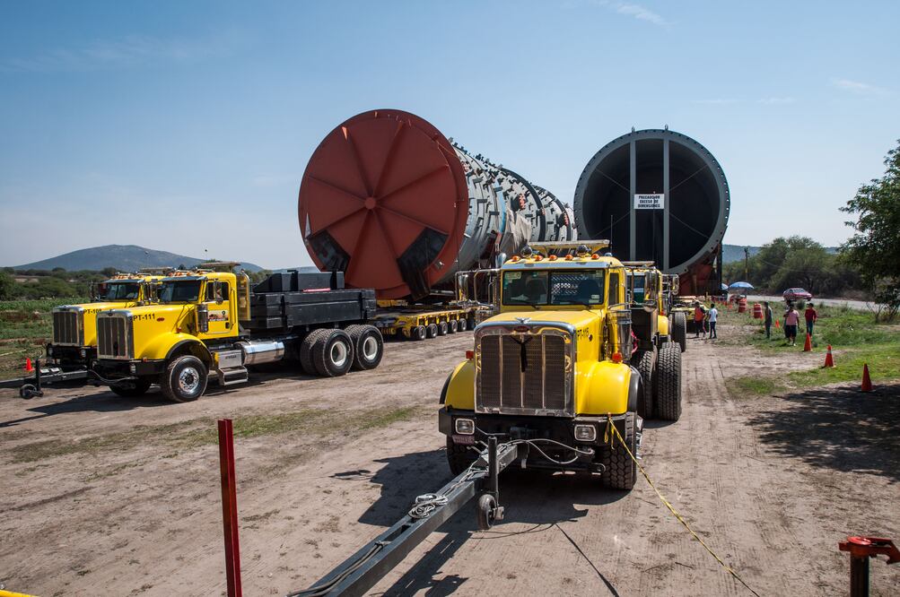 Alrededor de 40 trabajadores de la empresa Pesado Transport aseguran que la vez anterior que trasladaron las imponentes calderas, muchos queretanos acudieron al lugar para conocerlas (FOTOS: RICARDO LUGO. EL UNIVERSAL)